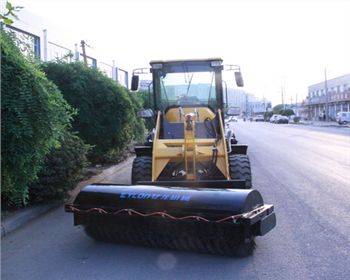 無塵清掃機(jī)廠家：億龍教你選購好的掃路車！